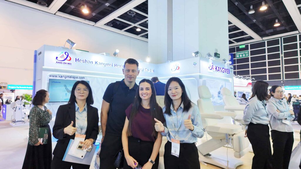 Посетители, знакомящиеся с оборудованием для спа от Kangmei на выставке Cosmoprof Asia 2025