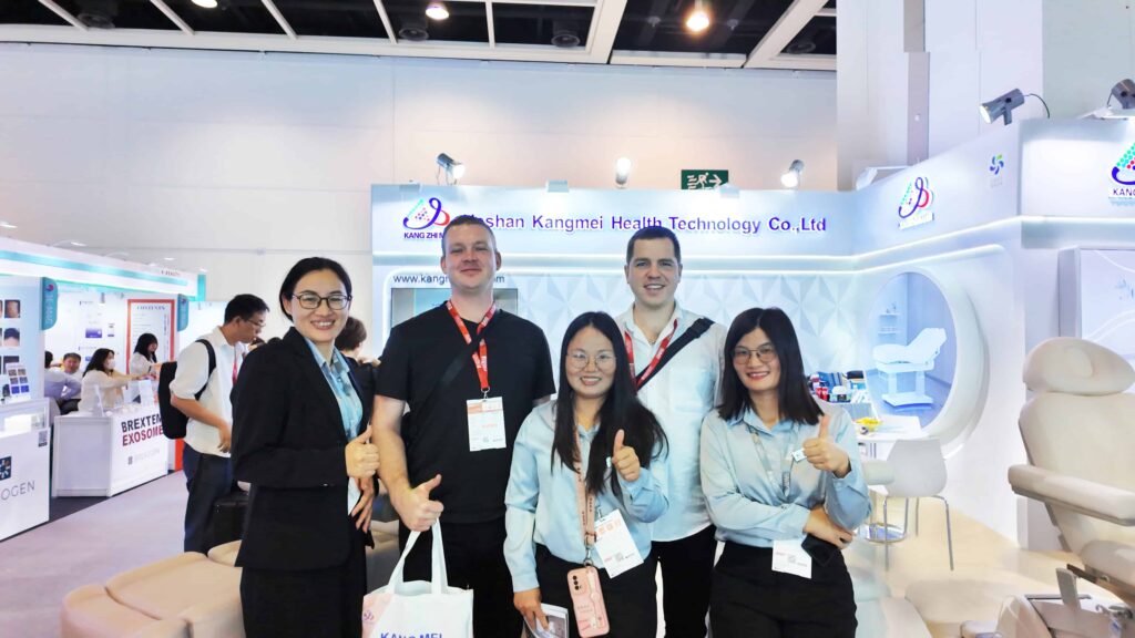 Посетители, знакомящиеся с оборудованием для спа от Kangmei на выставке Cosmoprof Asia 2025